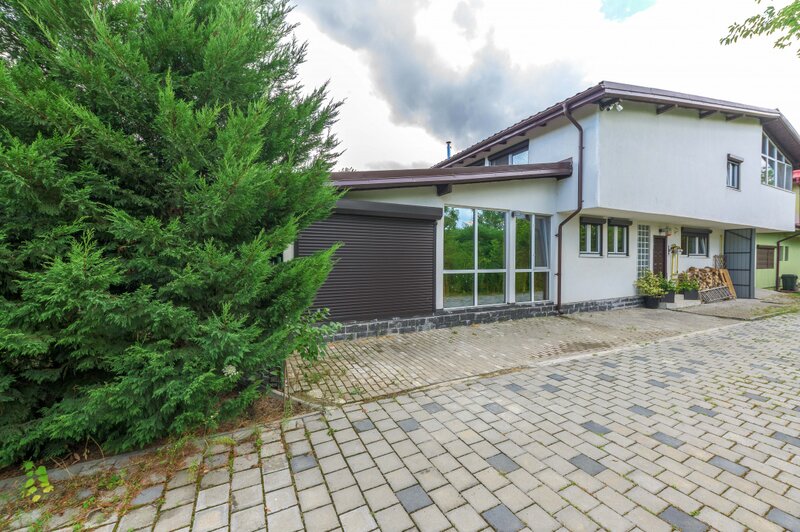 Snagov - str Zorelelor  vila 5 camere - acces lac - gradina privata
