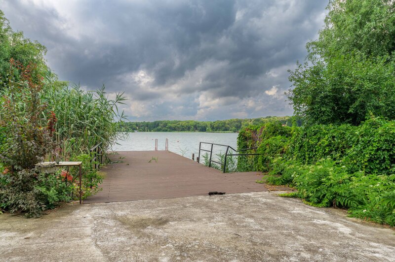 Snagov - str Zorelelor  vila 5 camere - acces lac - gradina privata